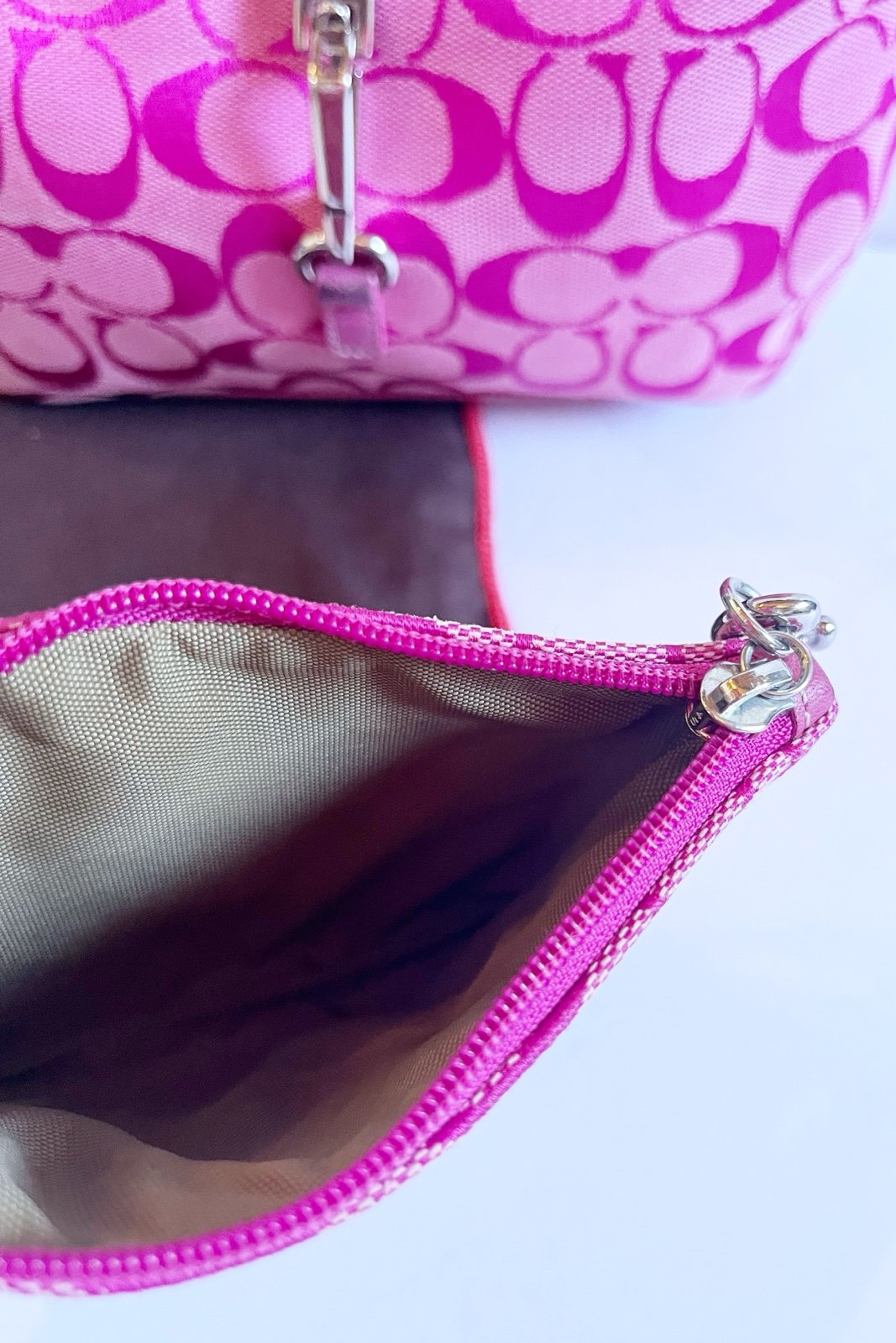 Coach Vintage Pink Signature Suede Hampton Clip Hobo Baguette Bag Purse Y2K Rare